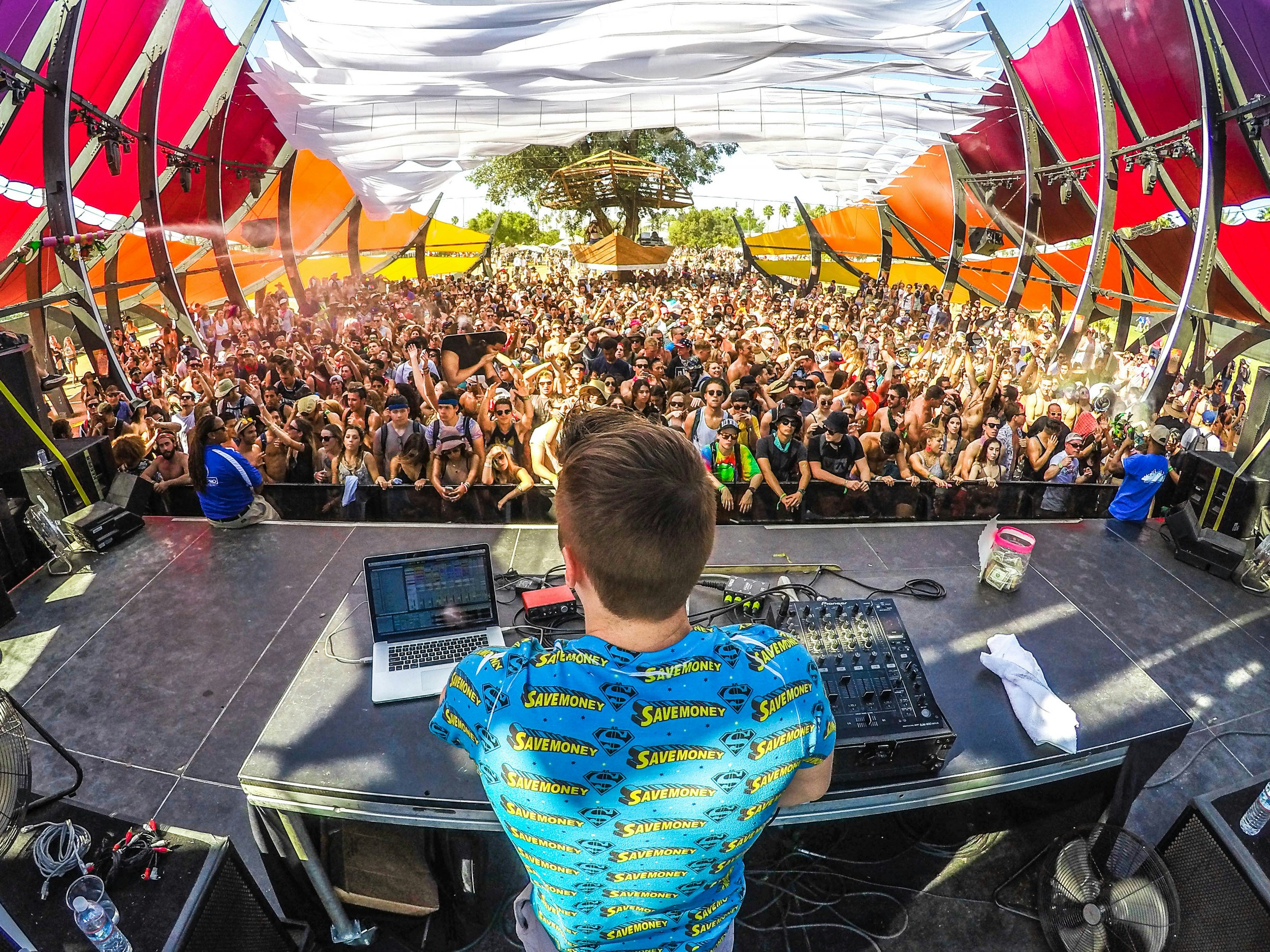 How to Read a Crowd as a Dj: The Art of Reading the Crowd